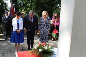 04.09.2022. Pińczów. Obchody 83. rocznicy wybuchu II wojny światowej. Na zdjęciu (od lewej): Sekretarz Powiatu: Wioletta Usnarska, starosta pińczowski Zbigniew Kierkowski, Małgorzata Adamczyk ze Starostwa Powiatowego w Pińczowie / Fot. Marta Gajda-Kruk - Radio Kielce