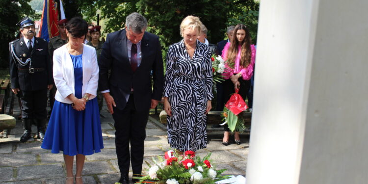 04.09.2022. Pińczów. Obchody 83. rocznicy wybuchu II wojny światowej. Na zdjęciu (od lewej): Sekretarz Powiatu: Wioletta Usnarska, starosta pińczowski Zbigniew Kierkowski, Małgorzata Adamczyk ze Starostwa Powiatowego w Pińczowie / Fot. Marta Gajda-Kruk - Radio Kielce