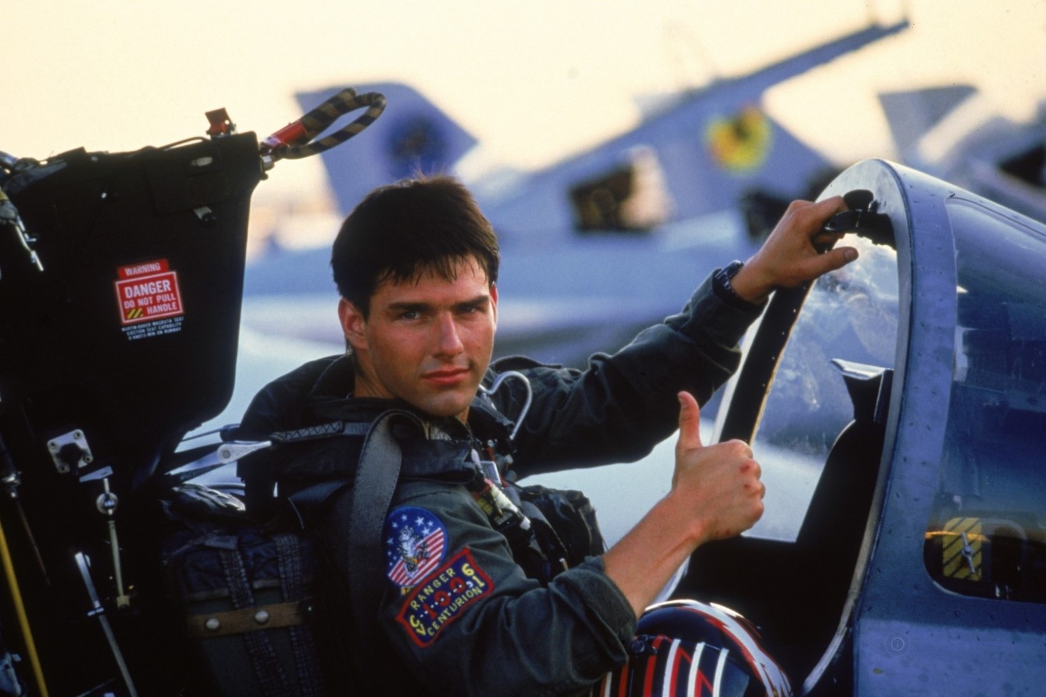 Tom Cruise na planie filmu ,,Top Gun" z 1986 roku w reżyserii Tony'ego Scott'a / źródło: materiały prasowe