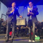 30.10.2022. Staszów. Festyn charytatywny. Na zdjęciu (po lewej) poseł Michał Cieślak. / Fot. Grażyna Szlęzak - Radio Kielce