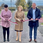 24.10.2022. Głuchów. Otwarcie drogi. Na zdjęciu (od lewej): Bożena Walasek – sołtys Głuchowa, Anna Krupka – wiceminister sportu i turystyki oraz Damian Szpak – wójt Rakowa /Fot. Dorota Klusek - Radio Kielce