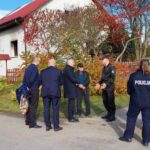 28.10.2022. Nieskurzów Stary. Na zdjęciu: Zbigniew Koniusz - wojewoda świętokrzyski na miejscu pożaru / Fot. Świętokrzyski Urząd Wojewódzki