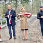 24.10.2022. Dębno Otwarcie mostu. Na zdjęciu (od lewej): Teresa Bochenek – mieszkanka Dębna, Damian Szpak – wójt Rakowa, Anna Krupka – wiceminister sportu i turystyki oraz Kazimierz Karwat – radny gminy Raków / Fot. Dorota Klusek - Radio Kielce
