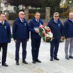 19.10.2022. Kielce. Złożenie kwiatów przed pomnikiem bł. ks. Jerzego Popiełuszki. Na zdjęciu (od lewej): Cezary Majcher, Stefan Bąk - członkowie zarządu powiatu, Mirosław Gębski - starosta kielecki, Tomasz Pleban - wicestarosta kielecki, Mariusz Ściana - członek zarządu powiatu / Fot. Marcin Marszałek - Radio Kielce