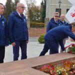 19.10.2022. Kielce. Złożenie kwiatów przed pomnikiem bł. ks. Jerzego Popiełuszki. Na zdjęciu (od lewej): Cezary Majcher, Stefan Bąk - członkowie zarządu powiatu, Mirosław Gębski - starosta kielecki, Tomasz Pleban - wicestarosta kielecki, Mariusz Ściana - członek zarządu powiatu / Fot. Marcin Marszałek - Radio Kielce