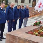 19.10.2022. Kielce. Złożenie kwiatów przed pomnikiem bł. ks. Jerzego Popiełuszki. Na zdjęciu (od lewej): Cezary Majcher, Stefan Bąk - członkowie zarządu powiatu, Mirosław Gębski - starosta kielecki, Tomasz Pleban - wicestarosta kielecki, Mariusz Ściana - członek zarządu powiatu / Fot. Marcin Marszałek - Radio Kielce