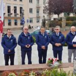 19.10.2022. Kielce. Złożenie kwiatów przed pomnikiem bł. ks. Jerzego Popiełuszki. Na zdjęciu (od lewej): Cezary Majcher, Stefan Bąk - członkowie zarządu powiatu, Mirosław Gębski - starosta kielecki, Tomasz Pleban - wicestarosta kielecki, Mariusz Ściana - członek zarządu powiatu / Fot. Marcin Marszałek - Radio Kielce