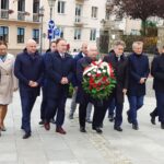 19.10.2022. Kielce. Złożenie kwiatów przed pomnikiem bł. ks. Jerzego Popiełuszki. Na zdjęciu (od lewej): Jarosław Karyś - przewodniczący Rady Miasta Kielce, radna Marianna Noworycka-Gniatkowska, Rafał Nowak - wicewojewoda świętokrzyski, poseł Marek Kwitek, poseł Krzysztof Lipiec, senator Krzysztof Słoń, Zbigniew Koniusz - wojewoda świętokrzyski, Andrzej Pruś - przewodniczący sejmiku województwa / Fot. Marcin Marszałek - Radio Kielce