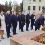 19.10.2022. Kielce. Złożenie kwiatów przed pomnikiem bł. ks. Jerzego Popiełuszki. Na zdjęciu (od lewej): Jarosław Karyś - przewodniczący Rady Miasta Kielce, radna Marianna Noworycka-Gniatkowska, Rafał Nowak - wicewojewoda świętokrzyski, poseł Marek Kwitek, Tomasz Pleban - wicestarosta kielecki, senator Krzysztof Słoń, Zbigniew Koniusz - wojewoda świętokrzyski, Andrzej Pruś - przewodniczący sejmiku województwa, poseł Krzysztof Lipiec / Fot. Marcin Marszałek - Radio Kielce