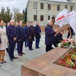 19.10.2022. Kielce. Złożenie kwiatów przed pomnikiem bł. ks. Jerzego Popiełuszki. Na zdjęciu (od lewej): Jarosław Karyś - przewodniczący Rady Miasta Kielce, radna Marianna Noworycka-Gniatkowska, Rafał Nowak - wicewojewoda świętokrzyski, poseł Marek Kwitek, Tomasz Pleban - wicestarosta kielecki, senator Krzysztof Słoń, poseł Krzysztof Lipiec, Andrzej Pruś - przewodniczący sejmiku województwa / Fot. Marcin Marszałek - Radio Kielce