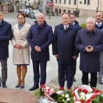 19.10.2022. Kielce. Złożenie kwiatów przed pomnikiem bł. ks. Jerzego Popiełuszki. Na zdjęciu (od lewej): Jarosław Karyś - przewodniczący Rady Miasta Kielce, radna Marianna Noworycka-Gniatkowska, Rafał Nowak - wicewojewoda świętokrzyski, poseł Marek Kwitek, Cezary Majcher - członek zarządu powiatu, poseł Krzysztof Lipiec, Mariusz Ściana - członek zarządu powiatu, senator Krzysztof Słoń / Fot. Marcin Marszałek - Radio Kielce