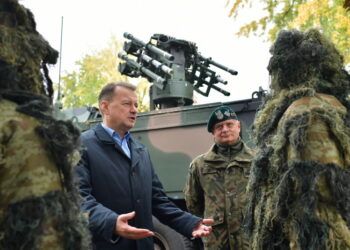 22.10.2022. Siedlce. Wicepremier, minister obrony narodowej Mariusz Błaszczak (z lewej) oraz dowódca 18. Dywizji Zmechanizowanej im. gen. broni Tadeusza Buka gen. bryg. Arkadiusz Szkutnik (z prawej) podczas pikniku „Nowoczesne wojsko. Bezpieczna Ojczyzna” w Siedlcach / Fot. Przemysław Piątkowski - PAP