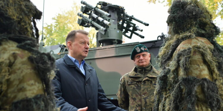22.10.2022. Siedlce. Wicepremier, minister obrony narodowej Mariusz Błaszczak (z lewej) oraz dowódca 18. Dywizji Zmechanizowanej im. gen. broni Tadeusza Buka gen. bryg. Arkadiusz Szkutnik (z prawej) podczas pikniku „Nowoczesne wojsko. Bezpieczna Ojczyzna” w Siedlcach / Fot. Przemysław Piątkowski - PAP