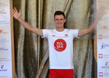 17.10.2022. Małogoszcz. Inauguracja projektu Stowarzyszenia Animacji Kultury i Sportu „Anima Pro Activ”pod hasłem „Włącz aktywność”. Na zdjęciu: Dawid Tomala - mistrz olimpijski z Tokio w chodzie na 50 km / Fot. Miasto i Gmina Małogoszcz - Facebook