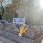 31.10.2022. Sandomierz. Cmentarz katedralny. Odrestaurowane nagrobki / Fot. Grażyna Szlęzak - Radio Kielce