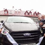 03.10.2022. Piekoszów. Przekazanie do użytku busa do przewozu mieszkańców gminy korzystających ze Środowiskowego Domu Samopomocy. Na zdjęciu (od lewej): Zbigniew Piątek - wójt gminy Piekoszów, Cezary Majcher - członek zarządu powiatu kieleckiego, Zdzisław Grosicki - wiceprzewodniczący Rady Gminy Piekoszów, Tomasz Pleban - wicestarosta kielecki, Andrzej Michalski - dyrektor świętokrzyskiego oddziału PFRON, senator Krzysztof Słoń, Iwona Kukulska - kierownik Środowiskowego Domu Samopomocy w Piekoszowie / Fot. Bartosz Bogucki - Radio Kielce