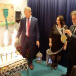 03.10.2022. Piekoszów. Przekazanie do użytku busa do przewozu mieszkańców gminy korzystających ze Środowiskowego Domu Samopomocy. Na zdjęciu (od lewej): Zbigniew Piątek - wójt gminy Piekoszów, Iwona Kukulska - kierownik Środowiskowego Domu Samopomocy w Piekoszowie, senator Krzysztof Słoń / Fot. Bartosz Bogucki - Radio Kielce