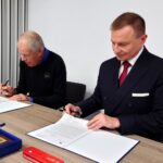 24.10.2022. Kielce. Wojewódzki Fundusz Ochrony Środowiska i Gospodarki Wodnej. Podpisanie 24- tysięcznej umowy w ramach programu “Czyste powietrze”. Na zdjęciu (od lewej): Gustaw Ziomek - 24-tysięczny beneficjant programu “Czyste powietrze”, Ryszard Gliwiński - prezes WFOŚiGW / Fot. Bartosz Bogucki - Radio Kielce