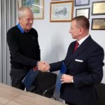 24.10.2022. Kielce. Wojewódzki Fundusz Ochrony Środowiska i Gospodarki Wodnej. Podpisanie 24- tysięcznej umowy w ramach programu “Czyste powietrze”. Na zdjęciu (od lewej): Gustaw Ziomek - 24-tysięczny beneficjant programu “Czyste powietrze”, Ryszard Gliwiński - prezes WFOŚiGW / Fot. Bartosz Bogucki - Radio Kielce