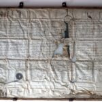 25.10.2022. Opatów. Zbiory biblioteki kapitulnej. Dokumenty przed renowacją / Fot. Emilia Sitarska / Radio Kielce