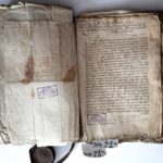 25.10.2022. Opatów. Zbiory biblioteki kapitulnej. Dokumenty przed renowacją / Fot. Emilia Sitarska / Radio Kielce