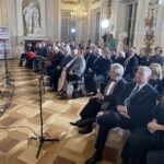 04.10.2022. Warszawa. Gala operetkowo-operowa, promująca Międzynarodowy Festiwal Muzyczny im. Krystyny Jamroz w Busku-Zdroju. Na zdjęciu (przy mikrofonie): Artur Jaroń - gospodarz gali / Fot. Jarosław Kubalski - Radio Kielce