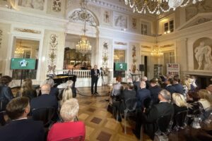 04.10.2022. Warszawa. Gala operetkowo-operowa, promująca Międzynarodowy Festiwal Muzyczny im. Krystyny Jamroz w Busku-Zdroju. Na zdjęciu (przy mikrofonie): Artur Jaroń - gospodarz gali / Fot. Jarosław Kubalski - Radio Kielce