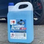 Na zdjęciu: płyn do spryskiwaczy / Fot. Jarosław Kubalski - Radio Kielce