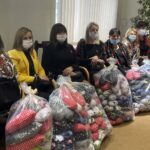 Wyjątkowe poduszki dla pacjentek Świętokrzyskiego Centrum Onkologii - Radio Kielce 25.10.2022. Kielce. Na zdjęciu: panie z Kół Gospodyń Wiejskich w Topoli i Przybenicach, które wykonały rehabilitacyjne poduszki dla pacjentek ŚCO po mastektomii / Fot. Iwona Murawska - Radio Kielce