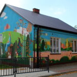 Do Pacanowa zawitają bohaterowie bajek - Radio Kielce 08.10.2022. Pacanów. Bajowy mural / Fot. Marta Gajda-Kruk - Radio Kielce