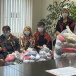 Wyjątkowe poduszki dla pacjentek Świętokrzyskiego Centrum Onkologii - Radio Kielce 25.10.2022. Kielce. Na zdjęciu: panie z Kół Gospodyń Wiejskich w Topoli i Przybenicach, które wykonały rehabilitacyjne poduszki dla pacjentek ŚCO po mastektomii / Fot. Iwona Murawska - Radio Kielce