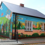 Do Pacanowa zawitają bohaterowie bajek - Radio Kielce 08.10.2022. Pacanów. Bajowy mural / Fot. Marta Gajda-Kruk - Radio Kielce