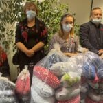 Wyjątkowe poduszki dla pacjentek Świętokrzyskiego Centrum Onkologii - Radio Kielce 25.10.2022. Kielce. Na zdjęciu: panie z Kół Gospodyń Wiejskich w Topoli i Przybenicach, które wykonały rehabilitacyjne poduszki dla pacjentek ŚCO po mastektomii / Fot. Iwona Murawska - Radio Kielce