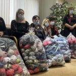 Wyjątkowe poduszki dla pacjentek Świętokrzyskiego Centrum Onkologii - Radio Kielce 25.10.2022. Kielce. Na zdjęciu: panie z Kół Gospodyń Wiejskich w Topoli i Przybenicach, które wykonały rehabilitacyjne poduszki dla pacjentek ŚCO po mastektomii / Fot. Iwona Murawska - Radio Kielce