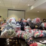 Wyjątkowe poduszki dla pacjentek Świętokrzyskiego Centrum Onkologii - Radio Kielce 25.10.2022. Kielce. Na zdjęciu: panie z Kół Gospodyń Wiejskich w Topoli i Przybenicach, które wykonały rehabilitacyjne poduszki dla pacjentek ŚCO po mastektomii / Fot. Iwona Murawska - Radio Kielce