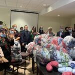 Wyjątkowe poduszki dla pacjentek Świętokrzyskiego Centrum Onkologii - Radio Kielce 25.10.2022. Kielce. Na zdjęciu: panie z Kół Gospodyń Wiejskich w Topoli i Przybenicach, które wykonały rehabilitacyjne poduszki dla pacjentek ŚCO po mastektomii / Fot. Iwona Murawska - Radio Kielce