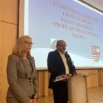 26.10.2022. Kielce. Konferencja nt. uzależnień wśród dzieci i młodzieży. Na zdjęciu: Bogumiła Niziołek - dyrektor Departamentu Ochrony Zdrowia urzędu marszałkowskiego, Piotr Kiełbowski - dyrektor Świętokrzyskiego Centrum Psychiatrii / Fot. Iwona Murawska - Radio Kielce