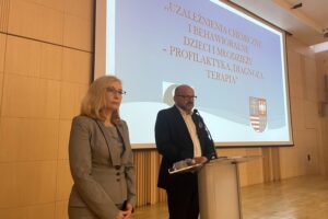 26.10.2022. Kielce. Konferencja nt. uzależnień wśród dzieci i młodzieży. Na zdjęciu: Bogumiła Niziołek - dyrektor Departamentu Ochrony Zdrowia urzędu marszałkowskiego, Piotr Kiełbowski - dyrektor Świętokrzyskiego Centrum Psychiatrii / Fot. Iwona Murawska - Radio Kielce