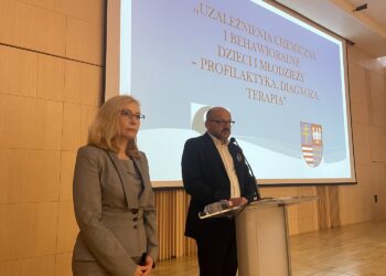 26.10.2022. Kielce. Konferencja nt. uzależnień wśród dzieci i młodzieży. Na zdjęciu: Bogumiła Niziołek - dyrektor Departamentu Ochrony Zdrowia urzędu marszałkowskiego, Piotr Kiełbowski - dyrektor Świętokrzyskiego Centrum Psychiatrii / Fot. Iwona Murawska - Radio Kielce