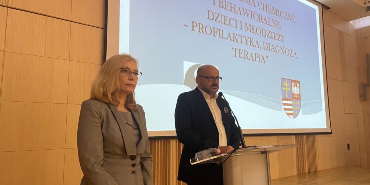 26.10.2022. Kielce. Konferencja nt. uzależnień wśród dzieci i młodzieży. Na zdjęciu: Bogumiła Niziołek - dyrektor Departamentu Ochrony Zdrowia urzędu marszałkowskiego, Piotr Kiełbowski - dyrektor Świętokrzyskiego Centrum Psychiatrii / Fot. Iwona Murawska - Radio Kielce