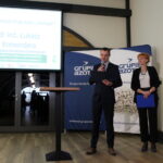 20.10.2022. Grzybów. IV Międzynarodowa Konferencja „Bioreaktory w walce o czyste powietrze. Innowacje w służbie ochrony powietrza.". Na zdjęciu: Łukasz Komendera, prezes zarządu Grupy Azoty „Siarkopol” i Magdalena Porwet - dyrektor Biura Marketingu i Komunikacji Grupy Azoty Kopalnie i Zakłady Chemiczne Siarki „Siarkopol” S.A. / Fot. Marta Gajda-Kruk - Radio Kielce