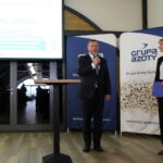 20.10.2022. Grzybów. IV Międzynarodowa Konferencja „Bioreaktory w walce o czyste powietrze. Innowacje w służbie ochrony powietrza.". Na zdjęciu: Damian Kasperczyk – prezes spółki Ekoinwentyka i Magdalena Porwet - dyrektor Biura Marketingu i Komunikacji Grupy Azoty Kopalnie i Zakłady Chemiczne Siarki „Siarkopol” S.A. / Fot. Marta Gajda-Kruk - Radio Kielce