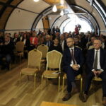 20.10.2022. Grzybów. IV Międzynarodowa Konferencja „Bioreaktory w walce o czyste powietrze. Innowacje w służbie ochrony powietrza.". Na zdjęciu (od lewej); Henryk Kubiczek - dyrektor Departamentu Korporacyjnego Strategii i Rozwoju Grupa Azoty, Andrzej Zieliński - członek zarządu Grupy Azoty Siarkopol, Wojciech Sagan - członek zarządu Grupy Azoty Siarkopol / Fot. Marta Gajda-Kruk - Radio Kielce