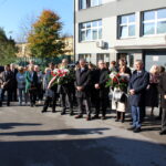 Pińczowscy Żydzi upamiętnieni - Radio Kielce 26.10.2022. Pińczów. Odsłonięcie pamiątkowej tablicy pamięci pińczowskich Żydów, obywateli Rzeczpospolitej Polskiej, wywiezionych w 1942 roku do obozu zakładu w Treblince, wymordowanych przez niemieckich okupantów / Fot. Marta Gajda-Kruk - Radio Kielce