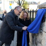 Pińczowscy Żydzi upamiętnieni - Radio Kielce 26.10.2022. Pińczów. Odsłonięcie pamiątkowej tablicy pamięci pińczowskich Żydów, obywateli Rzeczpospolitej Polskiej, wywiezionych w 1942 roku do obozu zakładu w Treblince, wymordowanych przez niemieckich okupantów. Na zdjęciu: Maciej Korkuć – naczelnik Oddziałowego Biura Upamiętniania Walk i Męczeństwa w Krakowie i Beata Kita - zastępca burmistrza Pińczowa / Fot. Marta Gajda-Kruk - Radio Kielce