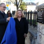 Pińczowscy Żydzi upamiętnieni - Radio Kielce 26.10.2022. Pińczów. Odsłonięcie pamiątkowej tablicy pamięci pińczowskich Żydów, obywateli Rzeczpospolitej Polskiej, wywiezionych w 1942 roku do obozu zakładu w Treblince, wymordowanych przez niemieckich okupantów. Na zdjęciu: Maciej Korkuć – naczelnik Oddziałowego Biura Upamiętniania Walk i Męczeństwa w Krakowie i Beata Kita - zastępca burmistrza Pińczowa / Fot. Marta Gajda-Kruk - Radio Kielce