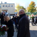 Pińczowscy Żydzi upamiętnieni - Radio Kielce 26.10.2022. Pińczów. Odsłonięcie pamiątkowej tablicy pamięci pińczowskich Żydów, obywateli Rzeczpospolitej Polskiej, wywiezionych w 1942 roku do obozu zakładu w Treblince, wymordowanych przez niemieckich okupantów. Na zdjęciu: Beata Kita - zastępca burmistrza Pińczowa i Maciej Korkuć – naczelnik Oddziałowego Biura Upamiętniania Walk i Męczeństwa w Krakowie / Fot. Marta Gajda-Kruk - Radio Kielce