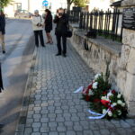 Pińczowscy Żydzi upamiętnieni - Radio Kielce 26.10.2022. Pińczów. Odsłonięcie pamiątkowej tablicy pamięci pińczowskich Żydów, obywateli Rzeczpospolitej Polskiej, wywiezionych w 1942 roku do obozu zakładu w Treblince, wymordowanych przez niemieckich okupantów. Na zdjęciu: Zbigniew Koniusz - wojewoda świętokrzyski / Fot. Marta Gajda-Kruk - Radio Kielce