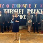 24.10.2022. Szwagrów. Gminny turniej halowej piłki nożnej, o puchar prezesa Grupy Azoty „Siarkopol ” w Grzybowie. Na zdjęciu (przy mikrofonie): Anna Krupka - wiceminister sportu i turystyki / Fot. Grażyna Szlęzak - Radio Kielce