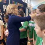 24.10.2022. Szwagrów. Gminny turniej halowej piłki nożnej, o puchar prezesa Grupy Azoty „Siarkopol ” w Grzybowie. Na zdjęciu: Anna Krupka - wiceminister sportu i turystyki / Fot. Grażyna Szlęzak - Radio Kielce